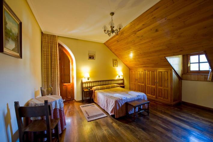 Hotel Restaurante La Casilla Cangas De Narcea Quarto foto